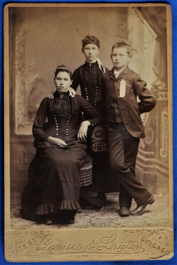 1890 chlapec nosí
