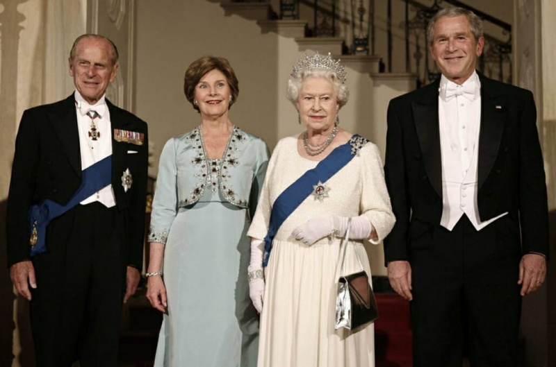 Príncipe Philip, Duque de Edimburgo em um jantar de gala na Casa Branca em 2007. Observe a faixa encurtada. George Bush não gostava muito de gravata branca, mas usava para a rainha