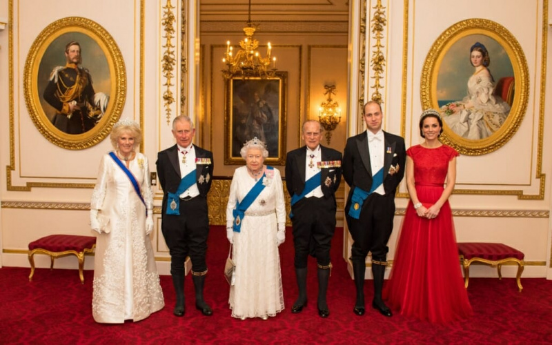 Medalhas, tiara e vestidos usados ​​pela realeza britânica