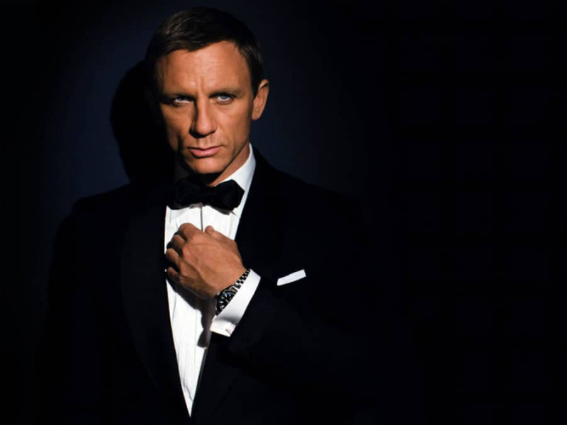 James Bond usando um relógio de mergulho com um smoking