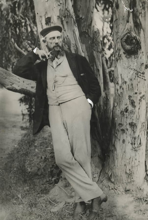   James Edward Fitzgerld vestindo uma jaqueta de fumar em 1868