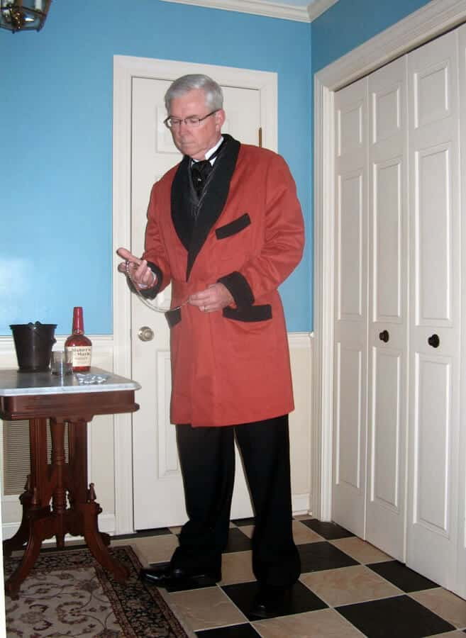   Cavalheiro em casa em sua jaqueta de fumar