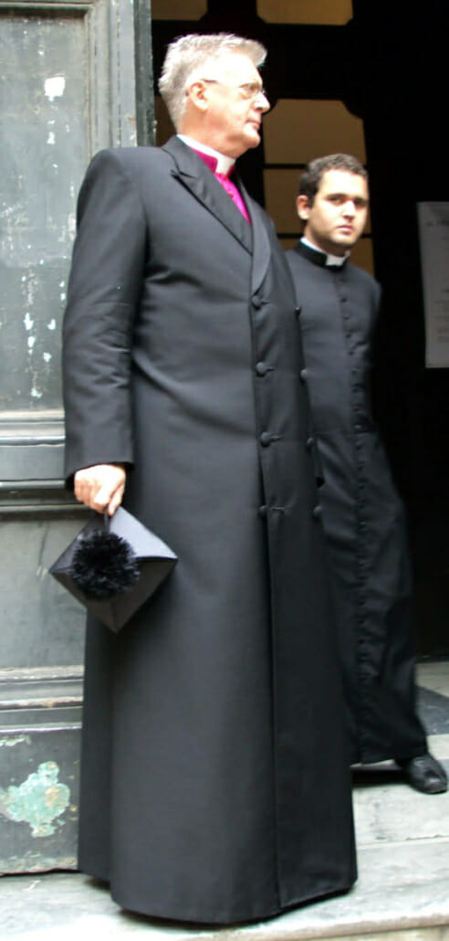 Sutanový kabát je modernější variantou ve srovnání s cappa nigra a někdy se mu říká greca