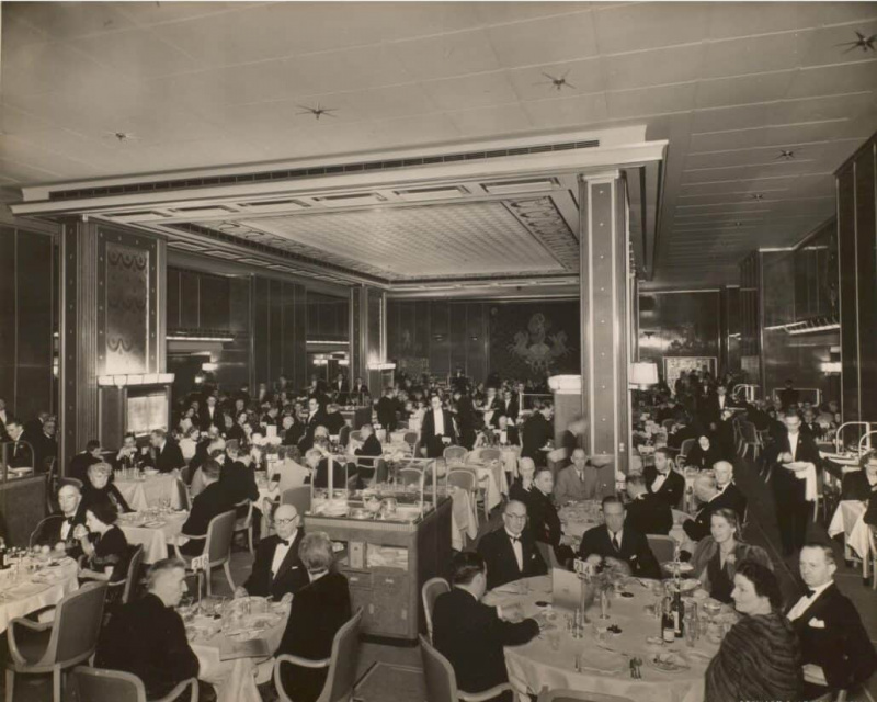 Repas des passagers à bord du RMS Queen Elizabeth, Cunard Line 1940 - Notez le mélange d