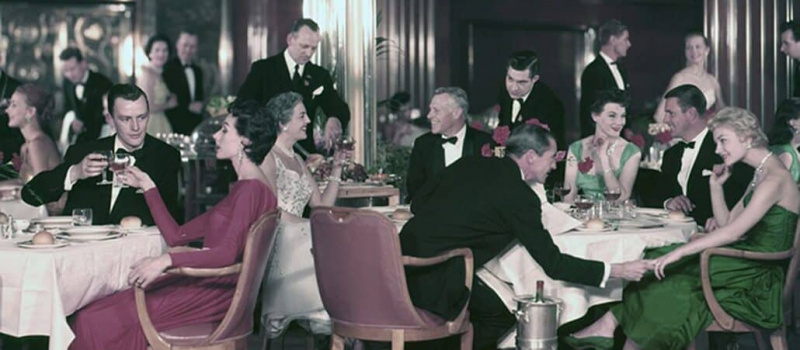 Queen Mary Dining dans les années 1950 - les nœuds papillons fins révèlent l