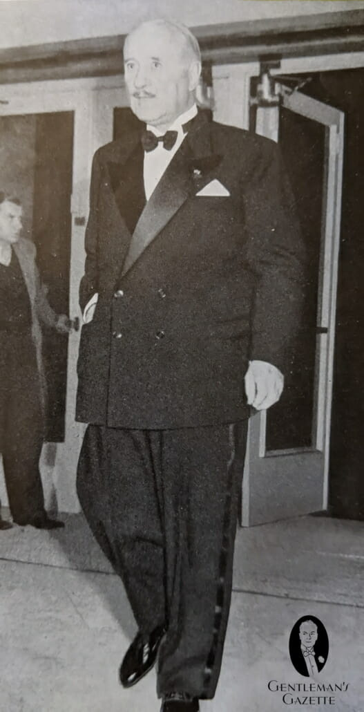 François Poncet en smoking DB à col cassé, chaussures vernies et rayure galon en 1950