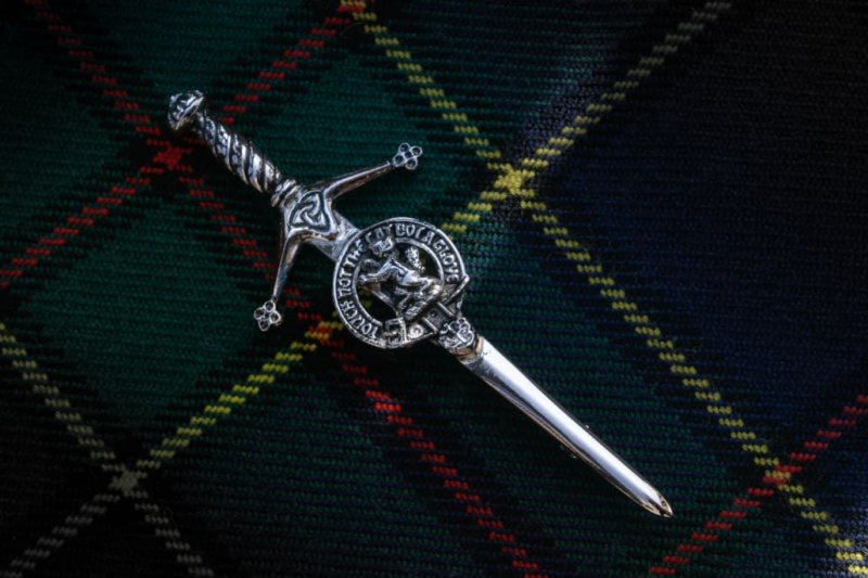 Sword Kilt Pin door Scotsweb