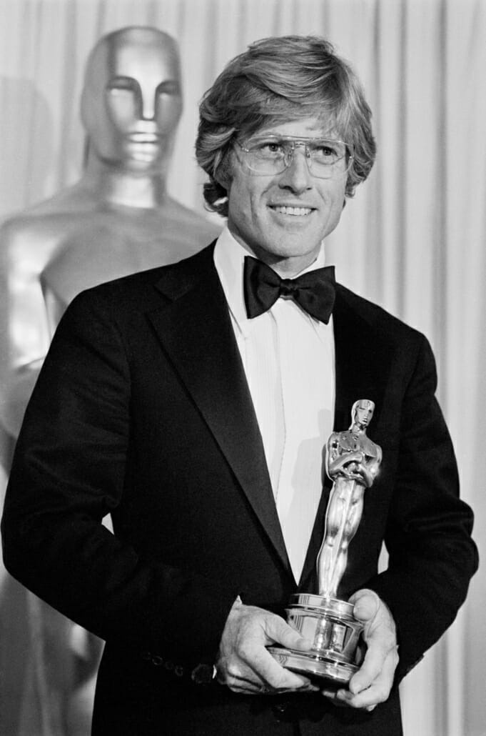 Redford en 1981 aux Oscars avec un smoking à revers crantés