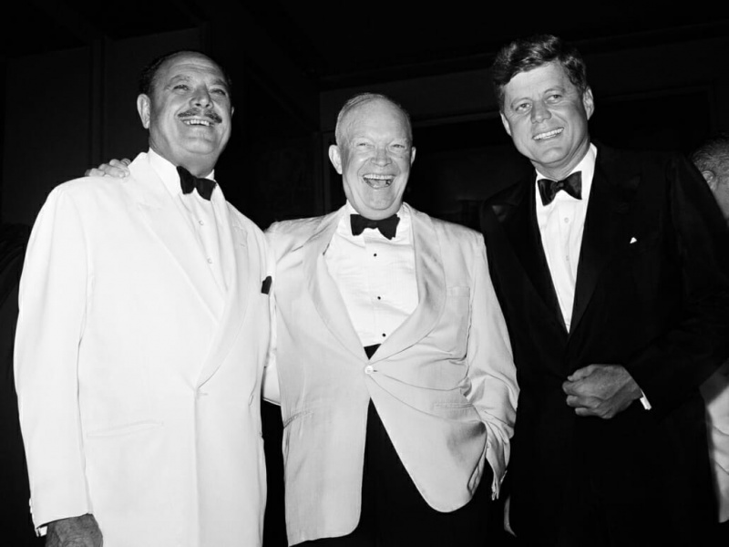 Le président John F Kennedy, le président Dwight D Eisenhower et le président pakistanais Ayub Khan lors d