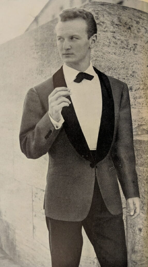 Noeud papillon French Continental Tie des années 1960 niché sous le col de la chemise et le smoking avec col châle en satin noir