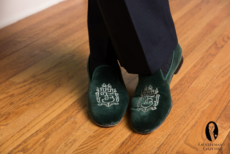 Zelené bavlněné sametové pantofle jako příklad černé kravaty pro váš domov