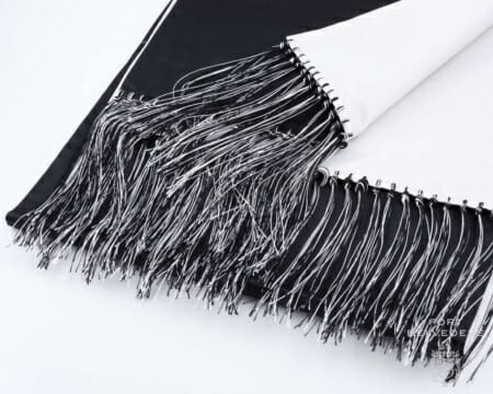 Црно-бела свилена сатенска бела кравата и црни шал за кравату са ручно везаним свиленим ресама