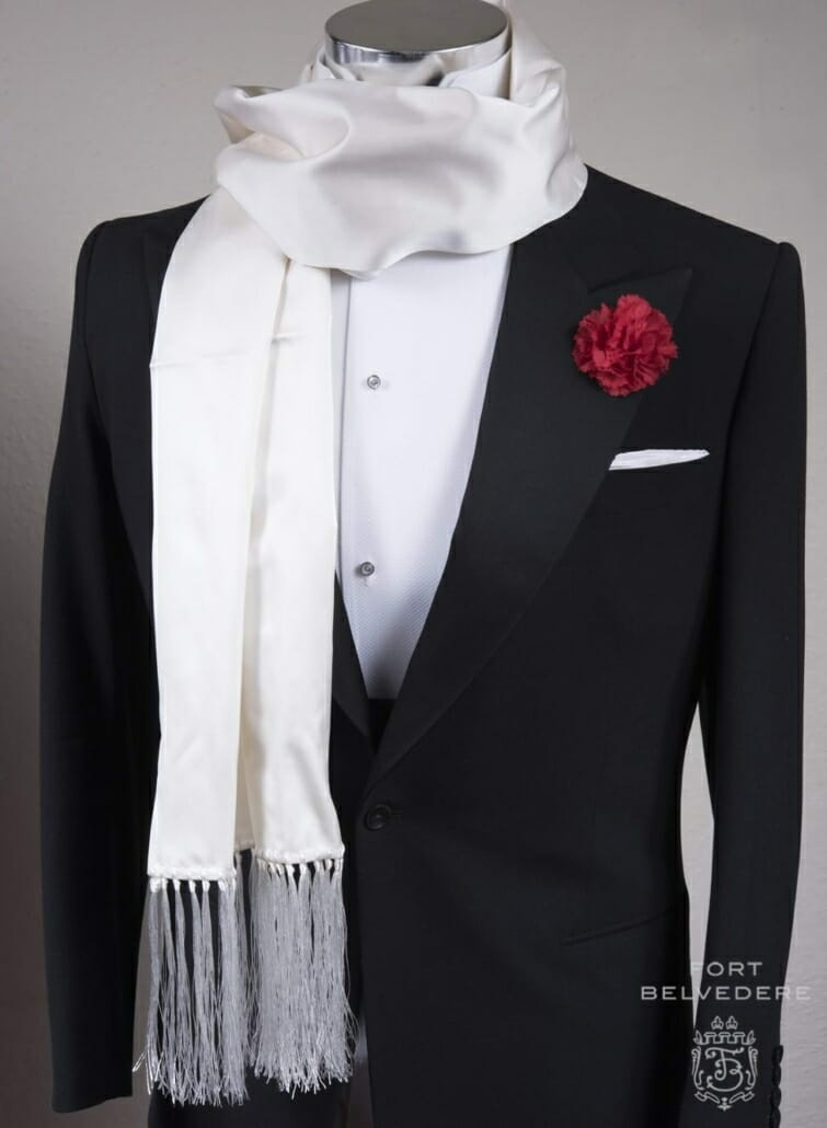 Bílý hedvábný večerní šátek na black tie nebo white tie od Fort Belvedere