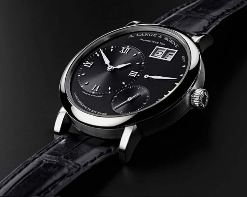   Une montre contemporaine mais appropriée pour la cravate noire de A Lange and Sohne