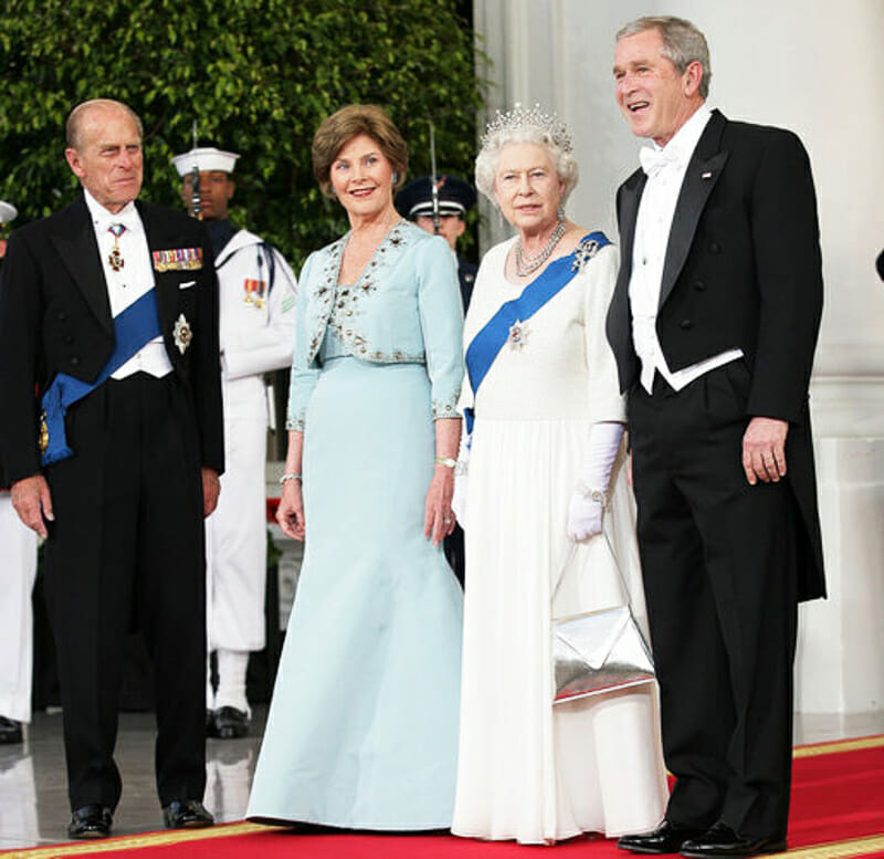 George Bush portant un pathétique ensemble cravate blanche avec la reine