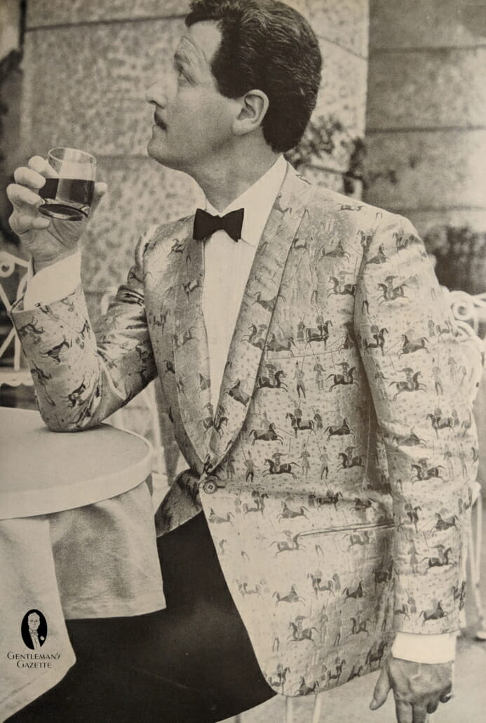 Jídelní sako s výrazným hedvábným koňským vzorem ze 60. let s šálovým límcem