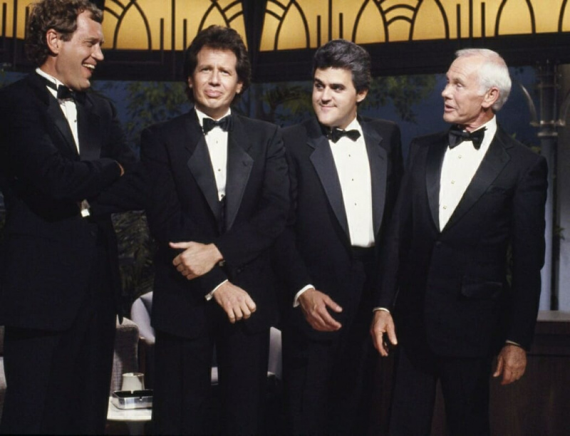 David Letterman, Garry Shandling, Jay Leno, Johnny Carson, todos em smokings de lapela entalhados em 1988