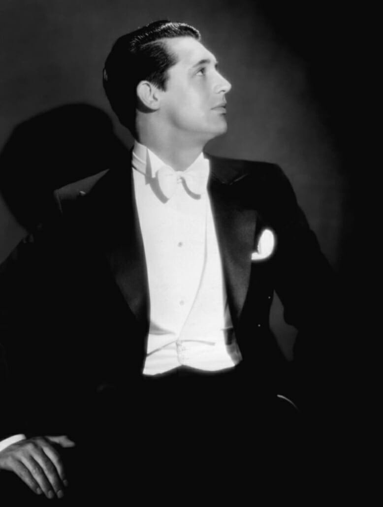 Mladý Cary Grant v bílé kravatě, ne v malém uzlíku na motýlku a na nízkých zaoblených špičkách vesty