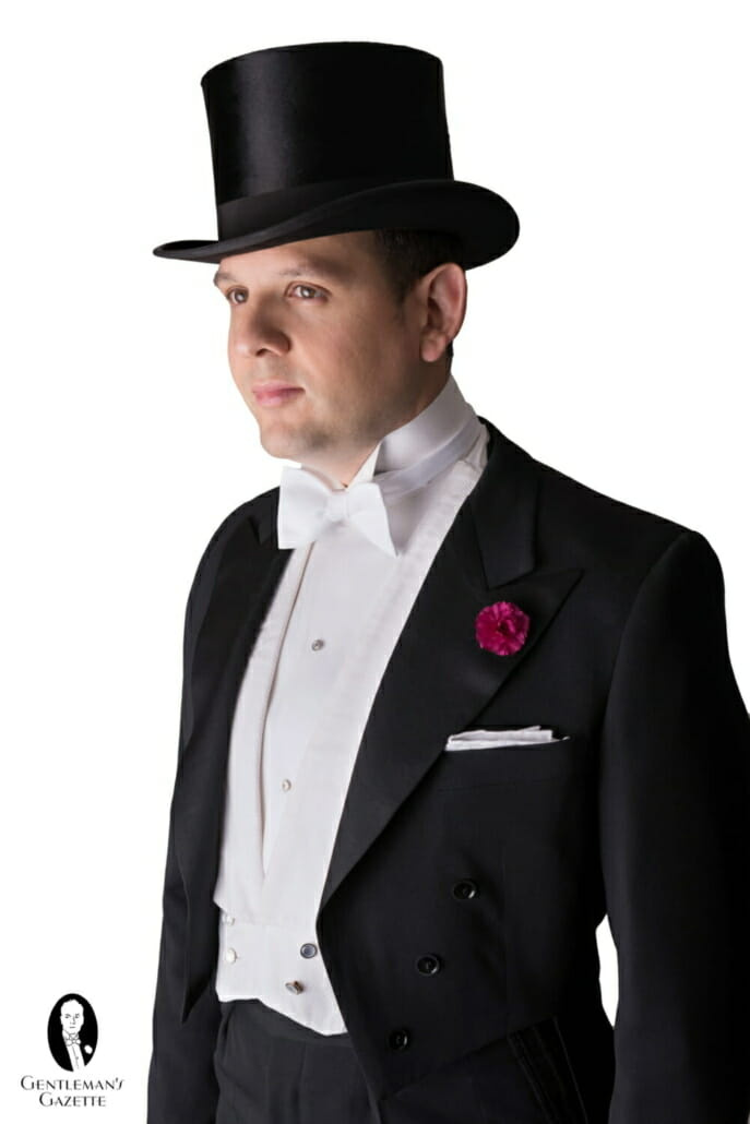 Une chemise et un gilet blanc marcella à col cassé, portés avec un chapeau haut de forme et des accessoires de Fort Belvedere