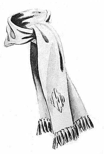 A Esquire sugeriu que os cachecóis de vestido fossem amarrados em estilo de ascot e tivessem um monograma. (1940)