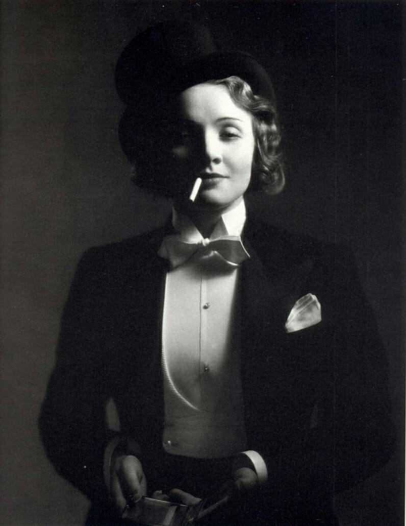   Marlene Dietrich com Cigarette em fraque de gravata branca