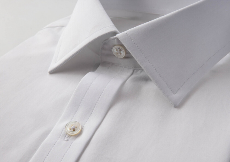 Semi-gespreide kraag op een wit overhemd