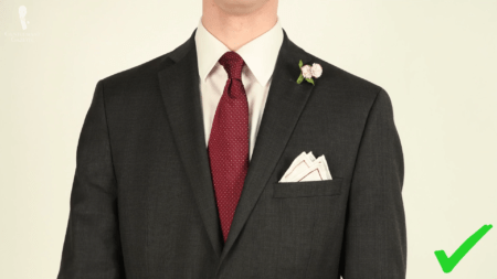Uhlový oblek s červenou kravatou