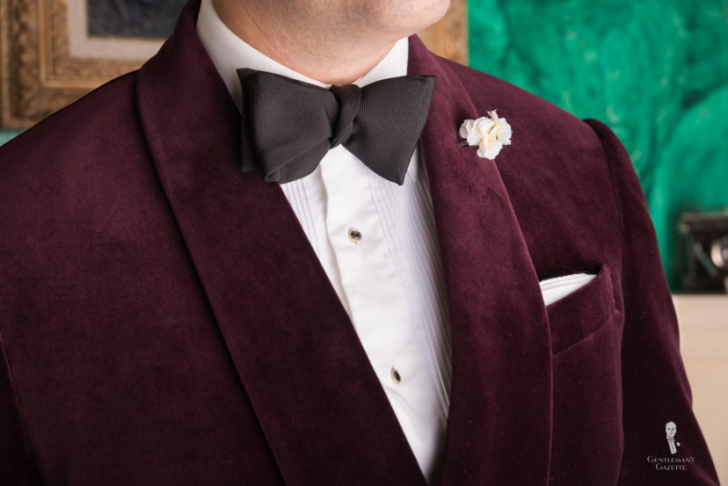 Gravata borboleta de gorgorão preto Faille com smoking, botões de camisa, lapelas e lenço de bolso