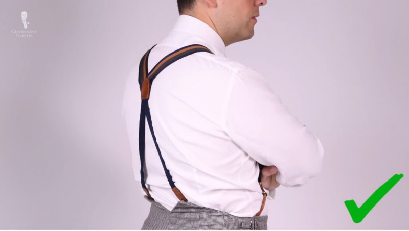 Cuando se usan trajes, los tirantes son más favorecedores en comparación con los cinturones.