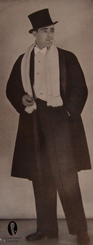 Další příklad večerního kabátu z roku 1929 s šálovým límcem