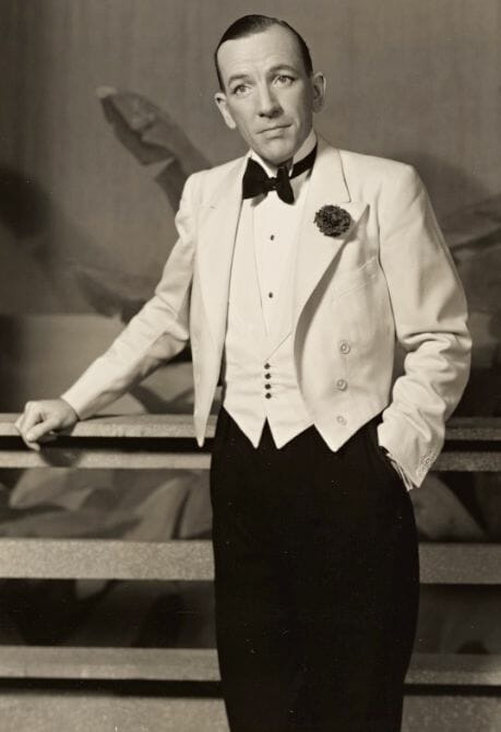 Engleski dramatičar, redatelj, glumac i pjevač Noel Coward glumi u njegovoj kratkoj predstavi We Were Dancing.