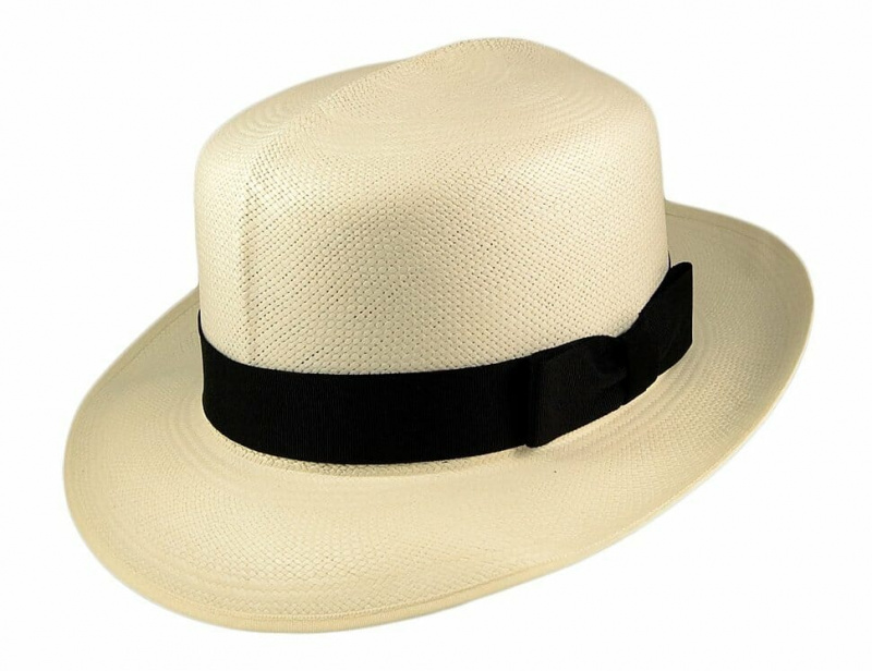 Os chapéus Panamá podem ter coroas arredondadas ou com covinhas.