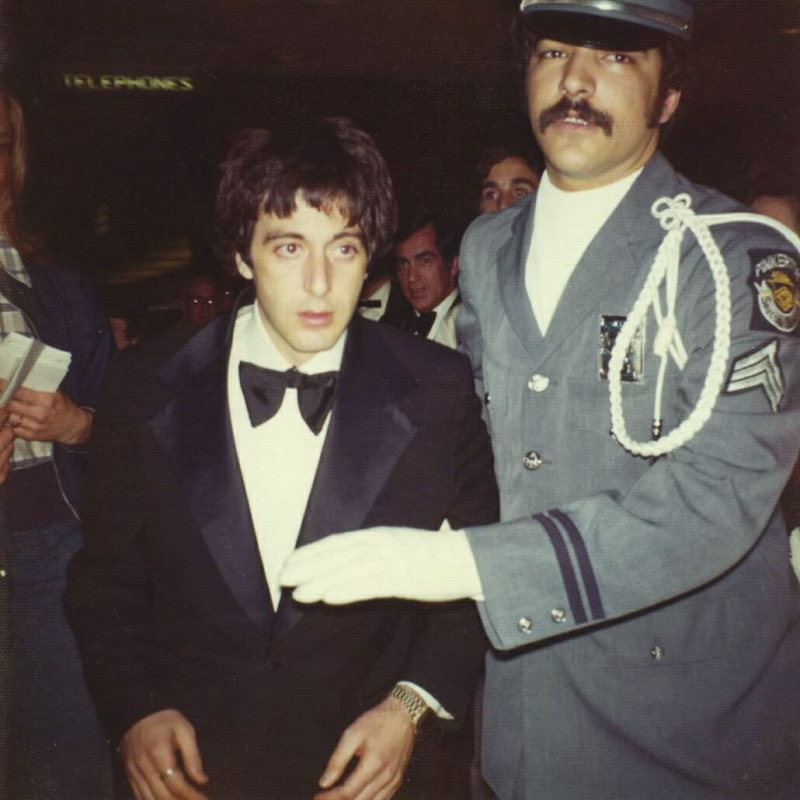 Le jeune Al Pacino avec un smoking à revers cranté et une coiffure sophistiquée