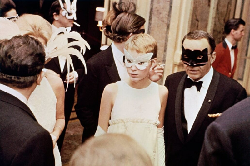 Frank Sinatra a Mia Farrow na Černobílém plese