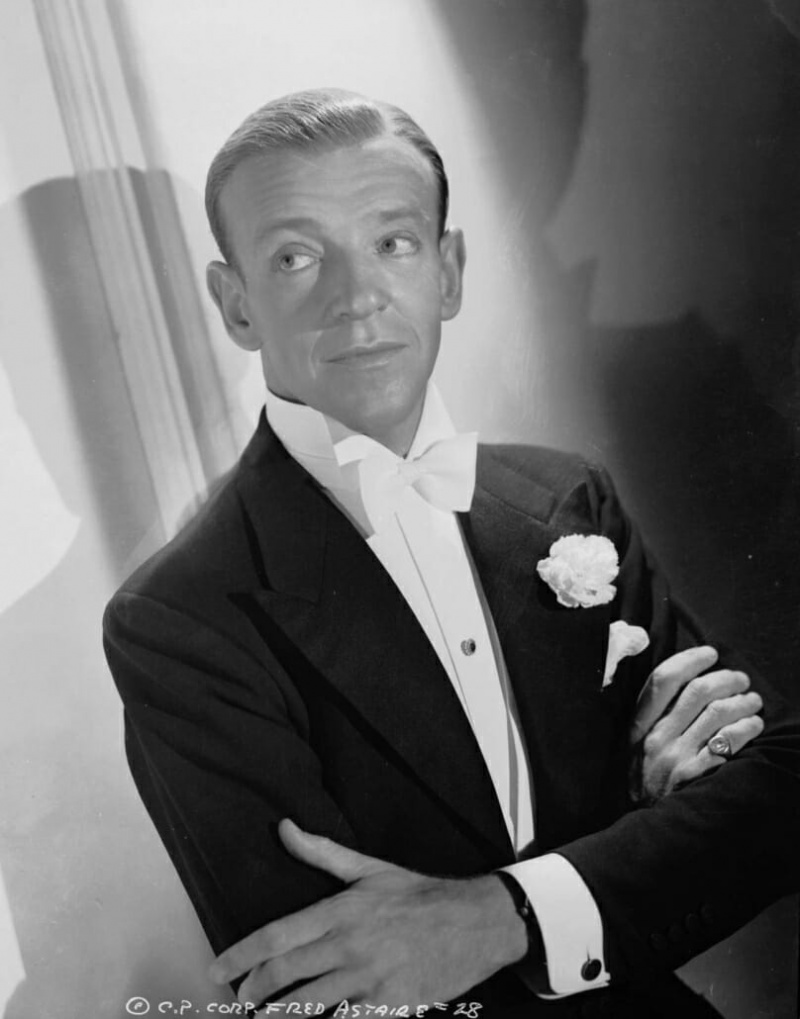 Pensativo Fred Astaire em gravata branca