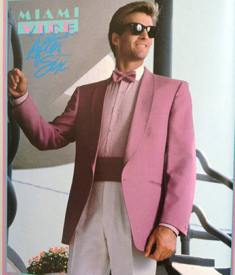 After Six Miami Vice Edition Dinner Jacket v růžové barvě se světle růžovou plisovanou smokingovou košilí s winchesterovým límečkem a růžovým hezkým motýlkem a růžovým cummerbundem. I když je monetizace filmů v dnešní době běžnou záležitostí, v té době to bylo neobvyklé