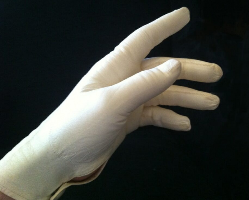Un exemple de gants vintage en peau de chevreau glacé montrant comment ils s