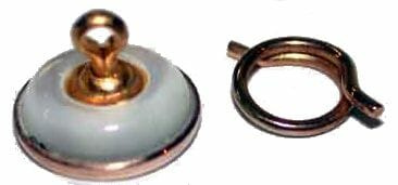 Detalhe do conjunto à esquerda mostrando o tipo de fecho de anel dividido comumente usado nos primeiros botões de colete.