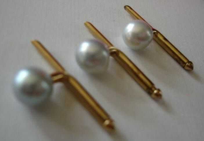 Les perles entières sont depuis longtemps un style populaire de clou de chemise de grande tenue. Ceux-ci sont de Mikimoto avec des supports en or 14 carats.