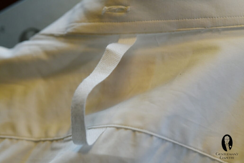 Laço de camisa em uma camisa de gravata branca - certifique-se de passar a alça do colete por ele antes de colocá-lo