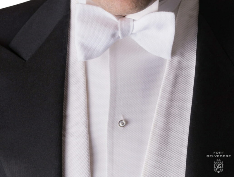 Бела кравата у комбинацији са Пикуе лептир машном, чврста кошуља предњи део и струк са копчама за кошуљу од седефа