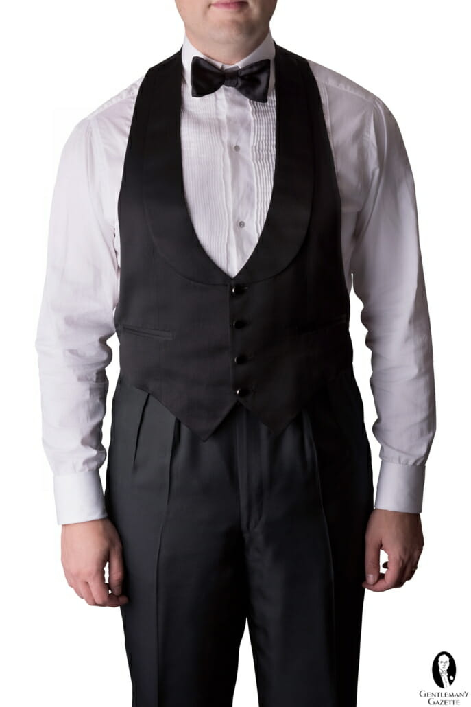 Raphaël portant un gilet formel qui sert à encadrer élégamment le devant de la chemise et à cacher la ceinture du pantalon.