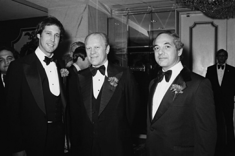 Chevy Chase, Gerald Ford et Ron Nessen le 25 mars 1976 Notez les gros nœuds papillon et les revers larges. Neeson a un col en velours et des revers crantés