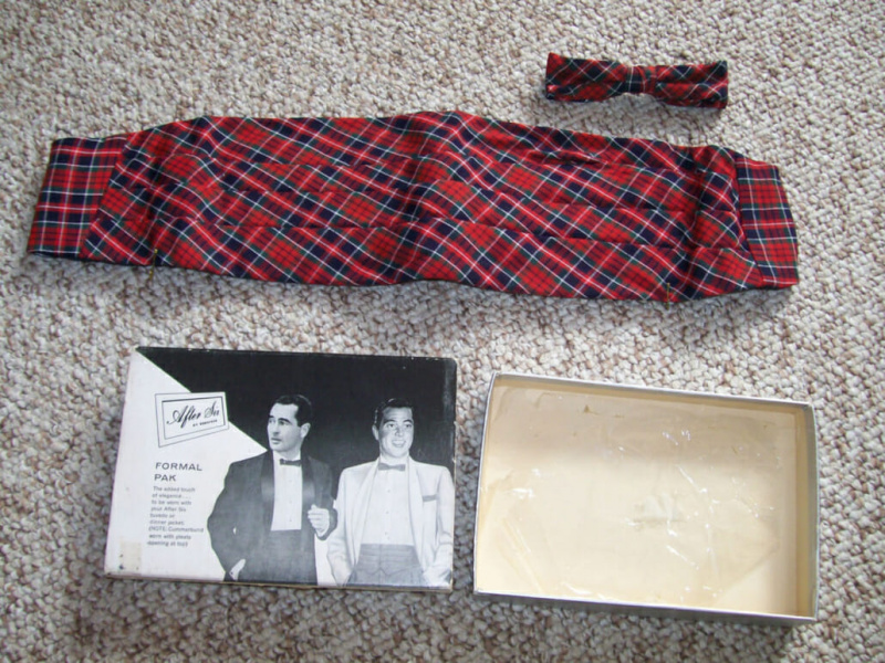 After Six combinando com faixa e gravata por volta de 1955.