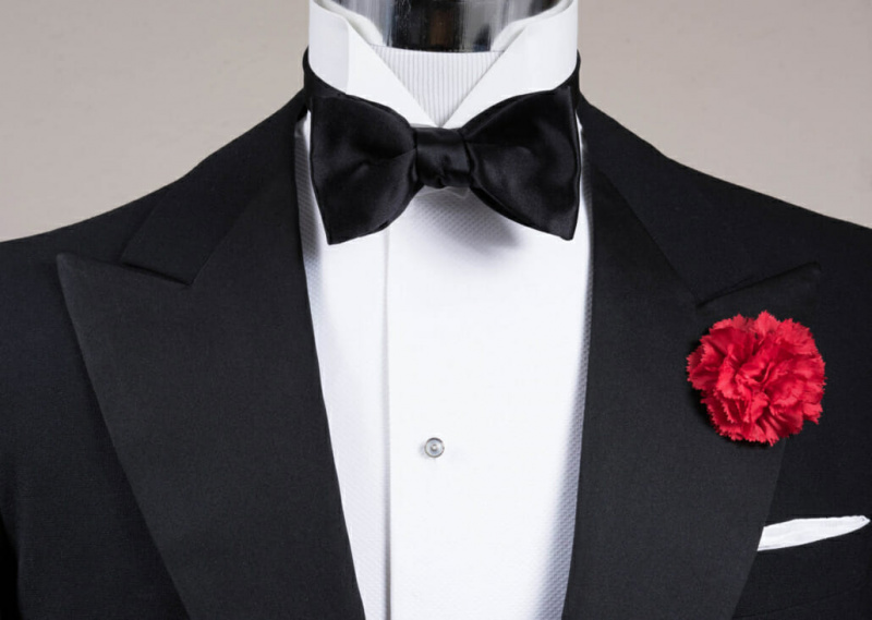 Gravata borboleta preta em cetim de seda tamanho borboleta com lapela de cravo vermelho e lenço de bolso de linho irlandês branco clássico