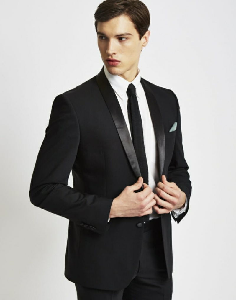 Moderní iterace black tie mohou outfit zredukovat na běžný černý oblek. Viz Contemporary Tux pro důležité pokyny.