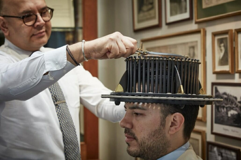 Un conformateur est un appareil de mesure de la tête pour les chapeaux rigides comme un haut de forme - sans le surmatelas bien ajusté, vous souffrirez de maux de tête