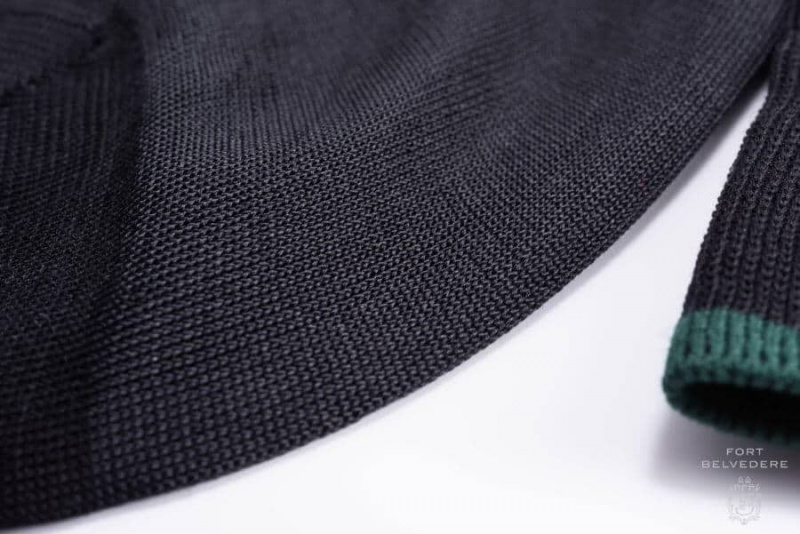 As melhores meias do mundo em seda preta Lisle com agulha 280 para gravata preta gravata branca por Fort Belvedere sobre a panturrilha