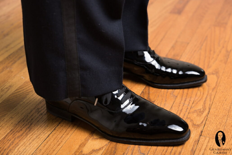 Sapatos Oxford de couro envernizado preto gravata preta