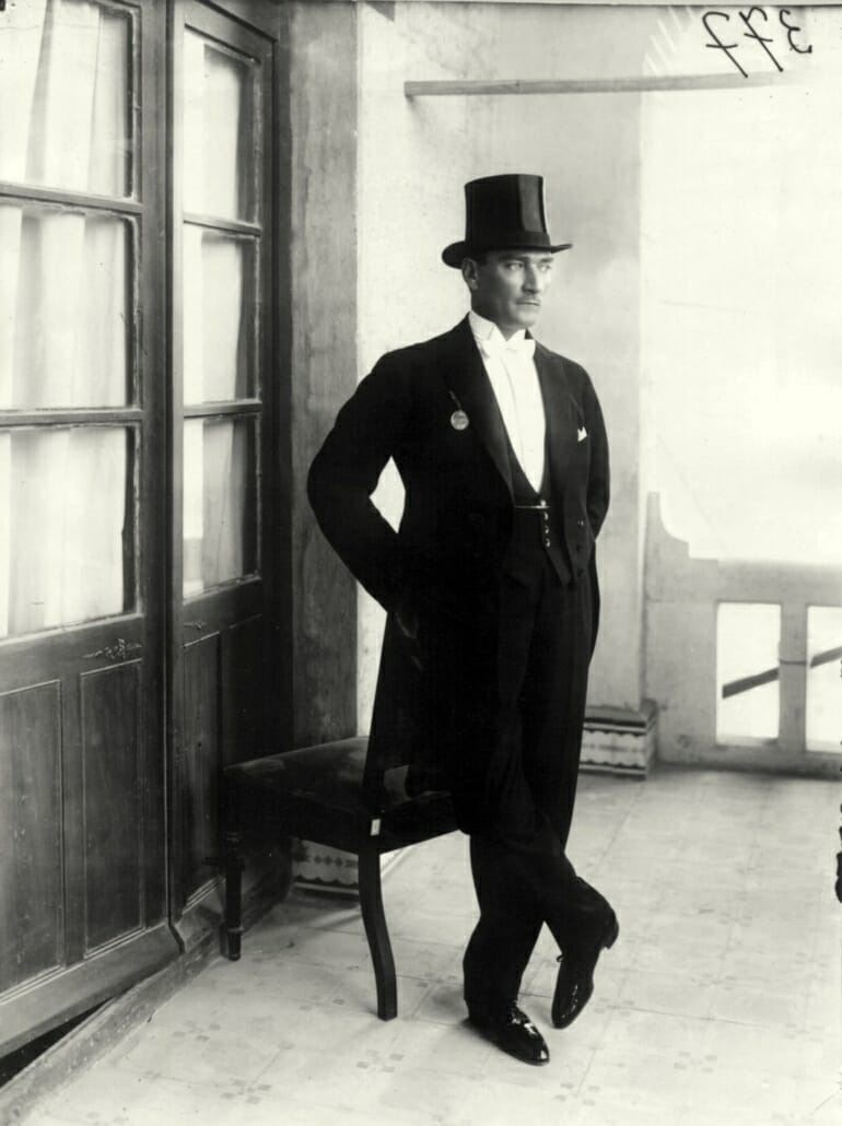 Mustafa Kemal Atatürk en cravate blanche avec gilet noir